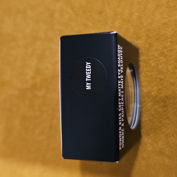 MAC POWDER KISS EYESHADOW- MY TWEEDY - Picture 2 of 6